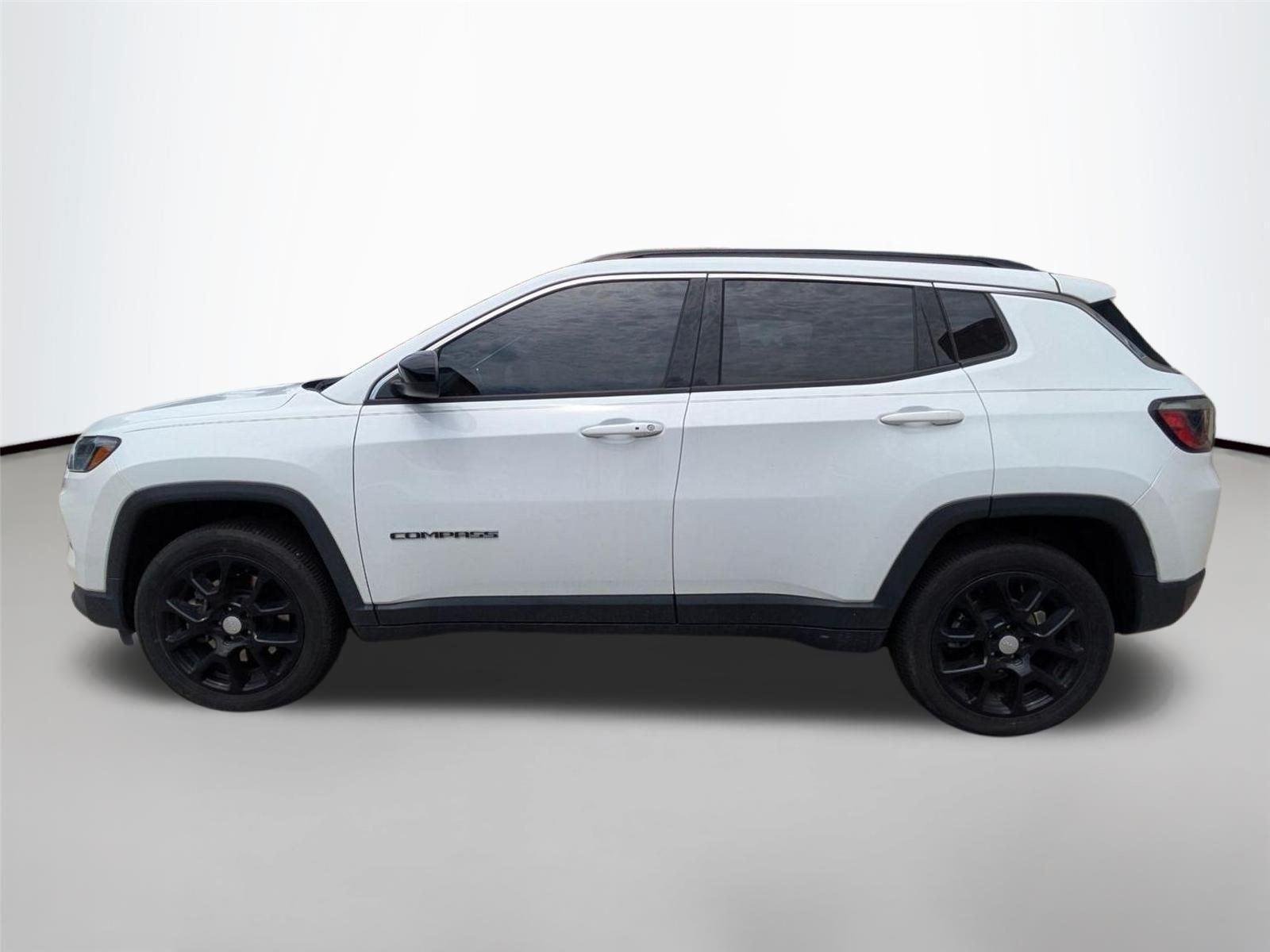 Used 2023 Bright White Clearcoat Jeep Latitude Lux image 5