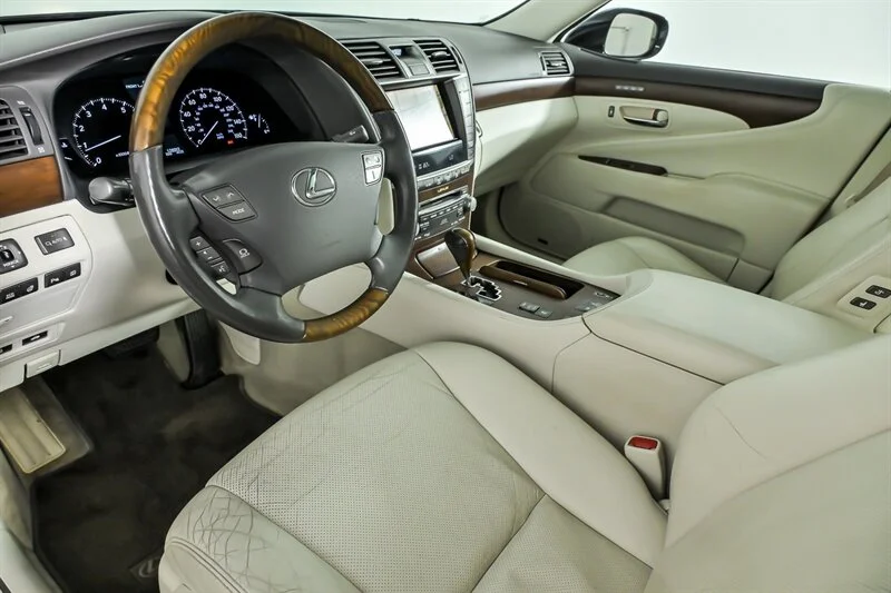 Used 2012 Obsidian Lexus  image 14
