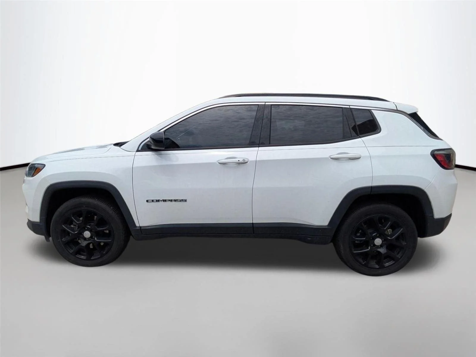 Used 2023 Bright White Clearcoat Jeep Latitude Lux image 5