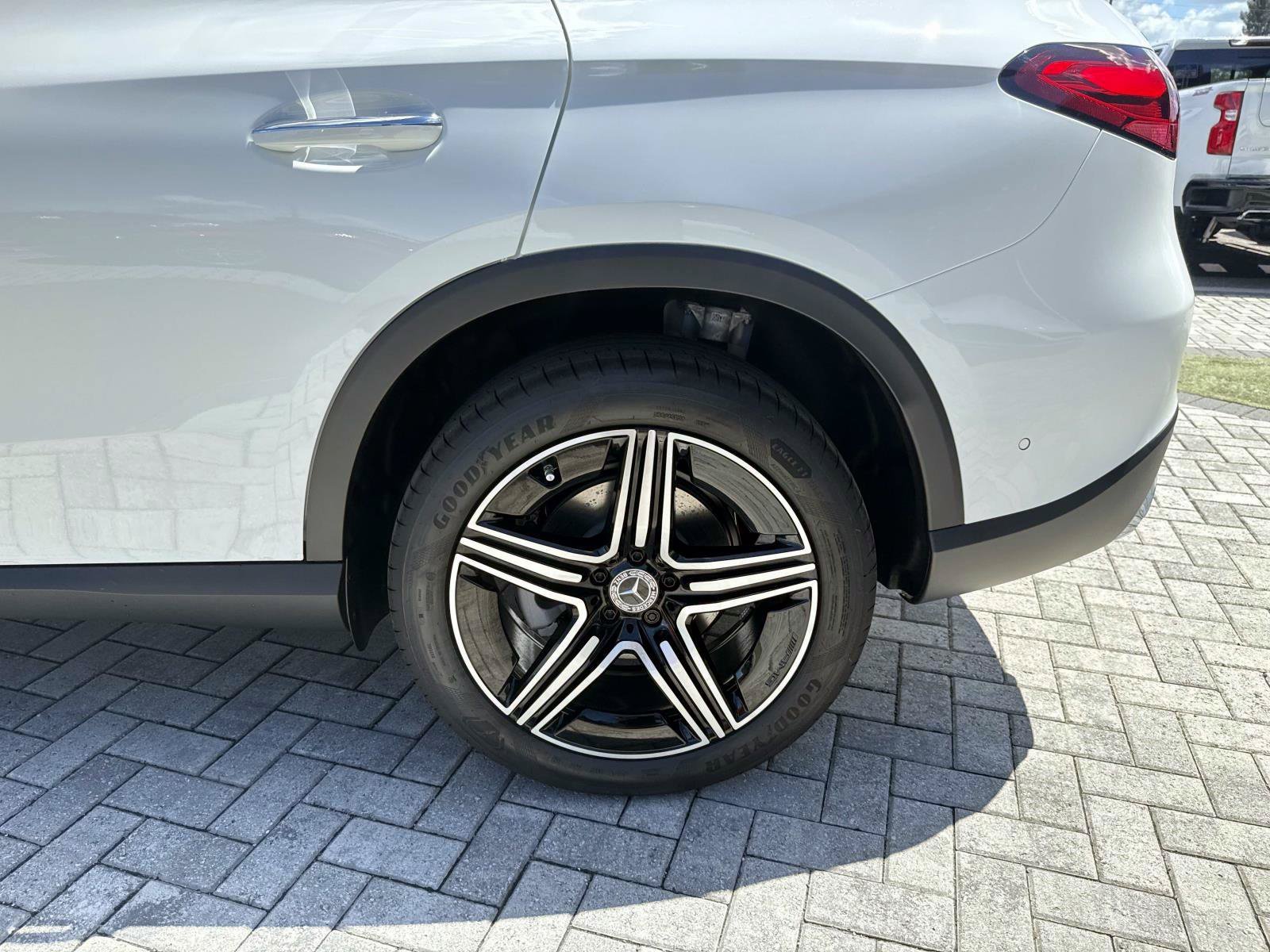New 2027 Polar White Mercedes-Benz 300 SUV image 11