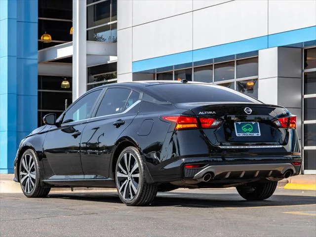 Used 2020 Black Nissan SR FWD image 3