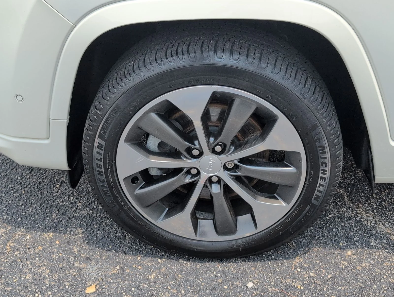 Used 2019 White Jeep Overland image 11