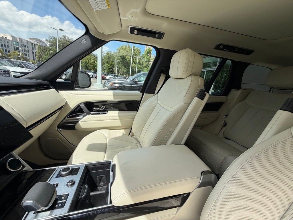 Used 2023 Hakuba Silver Metallic Land Rover SE image 12