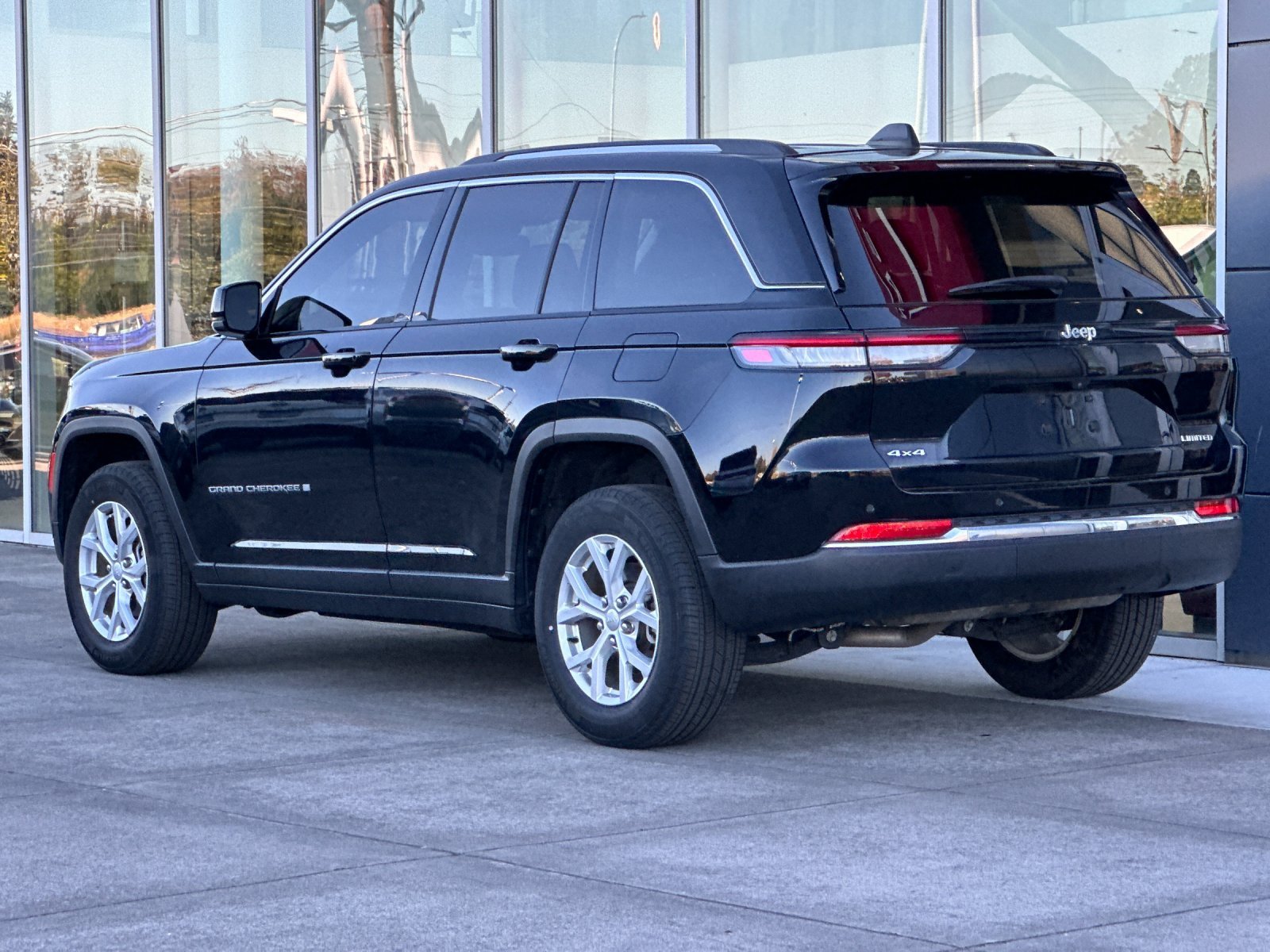 Used 2023 Diamond Black Crystal Pearlcoat Jeep Limited image 6