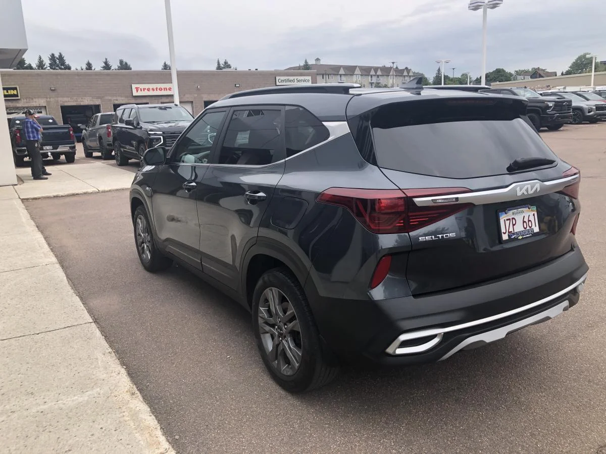 Used 2022 Grey Kia EX AWD image 6