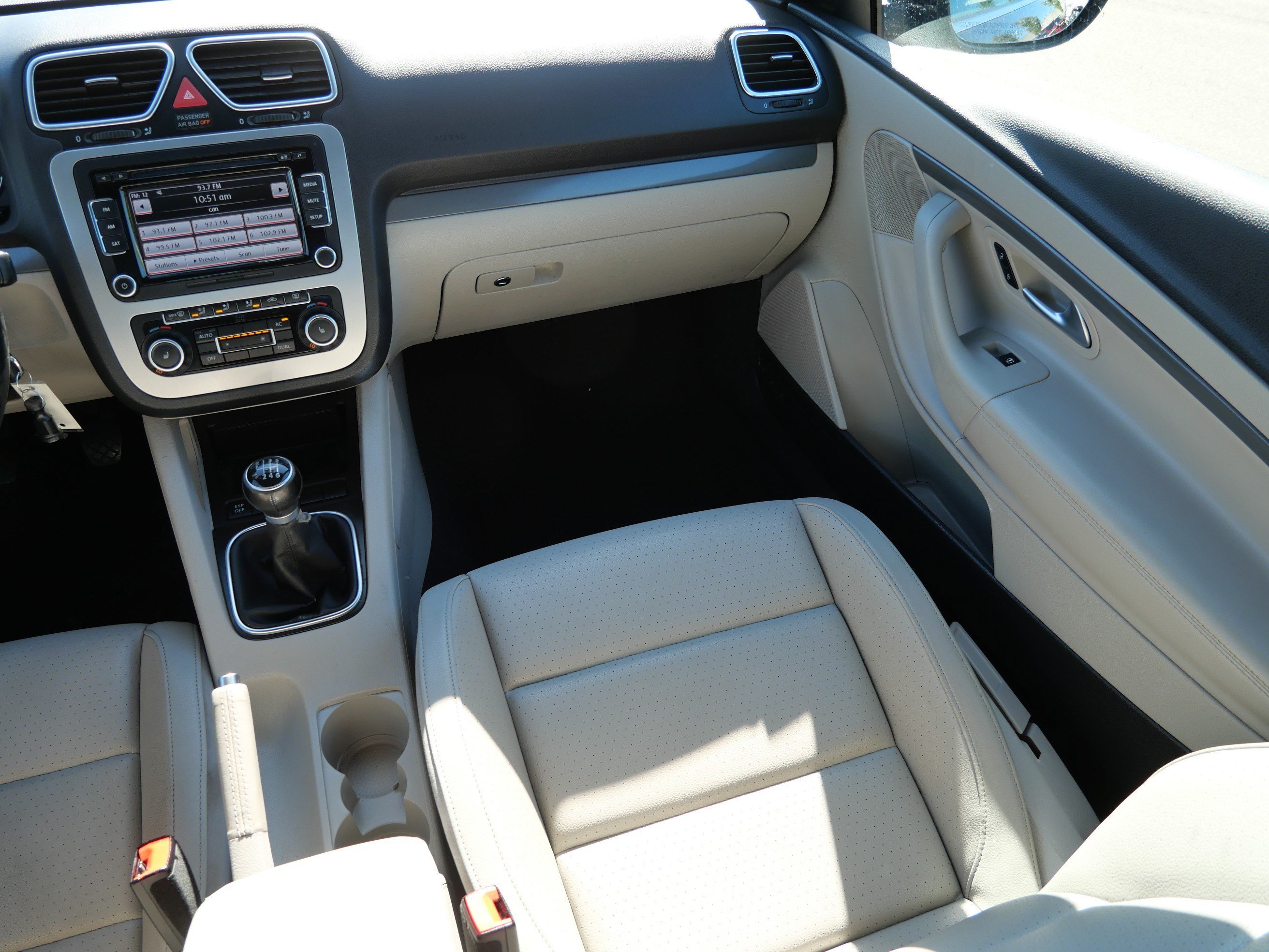 Used 2010 Eismeer Blue Metallic Volkswagen Komfort image 9