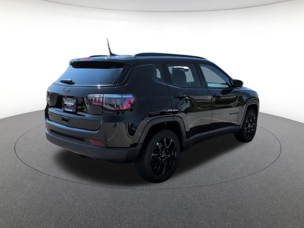 New 2026 Diamond Black Crystal Pearlcoat Jeep Latitude image 6