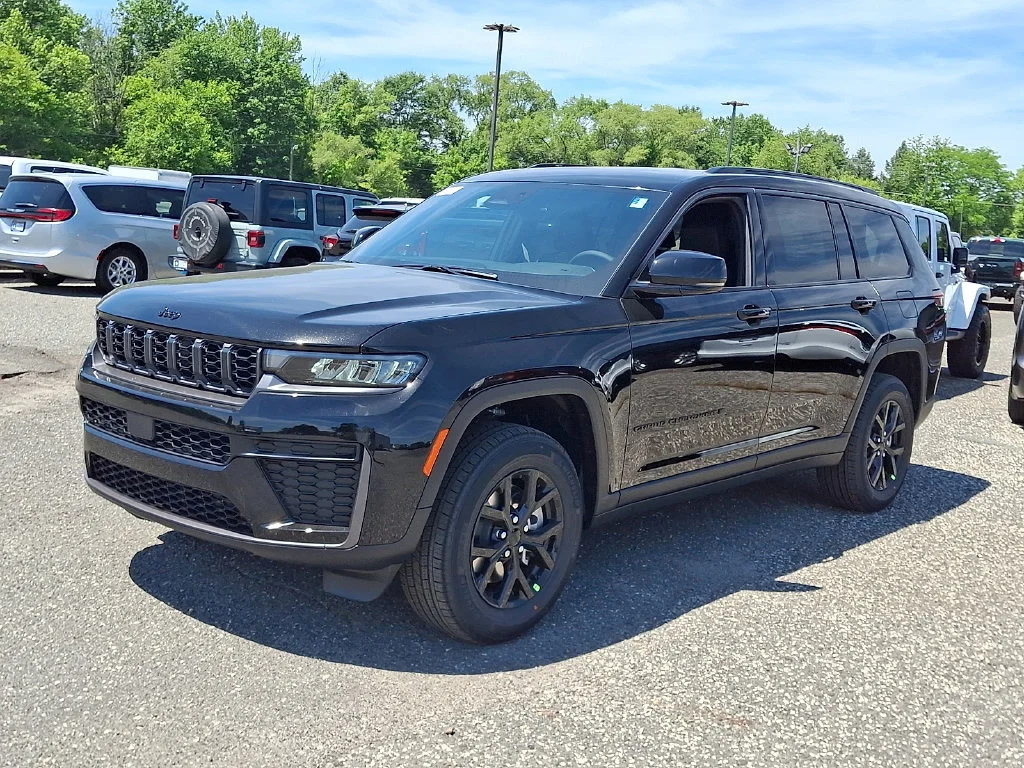 New 2026 Diamond Black Crystal Pearl-Coat Exterior Paint Jeep Laredo Altitude image 4