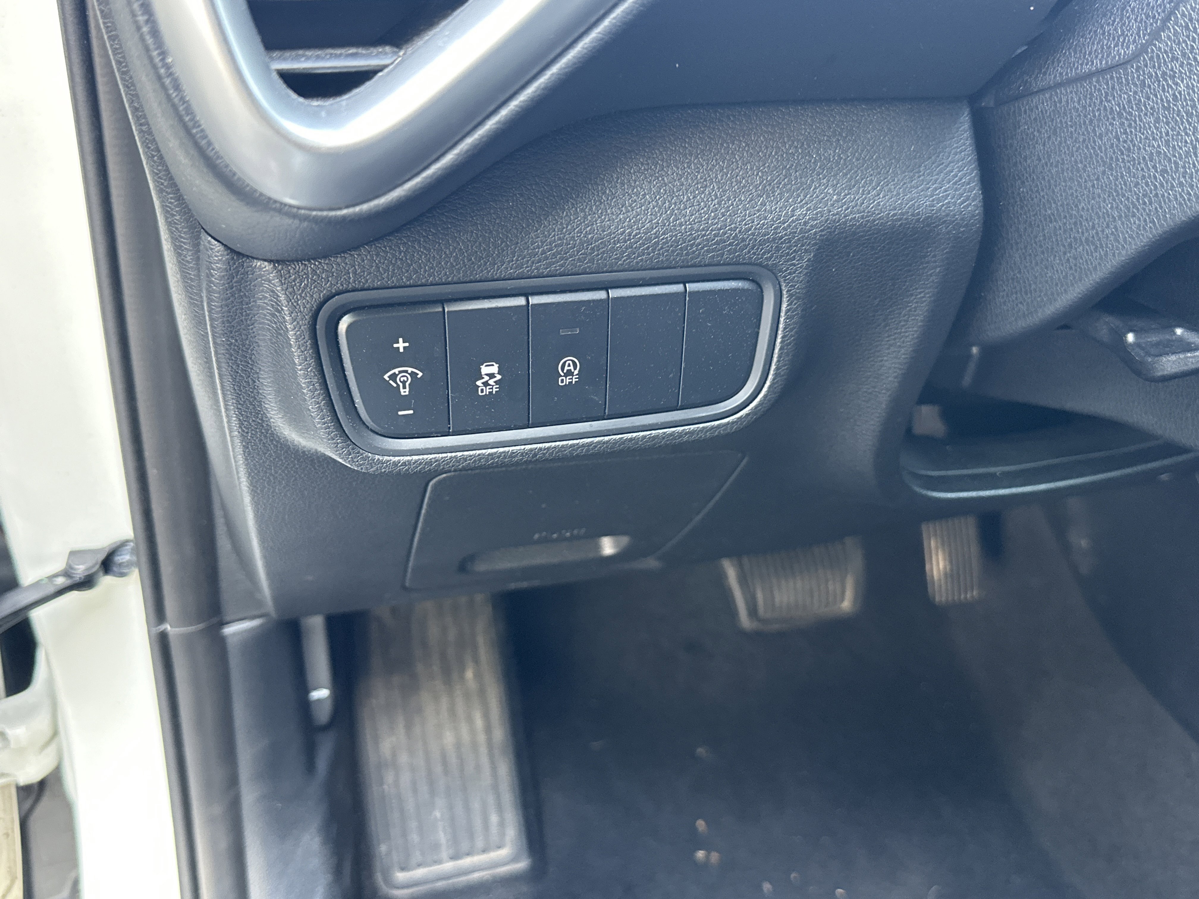 Used 2024 Snow White Pearl Kia LX image 28