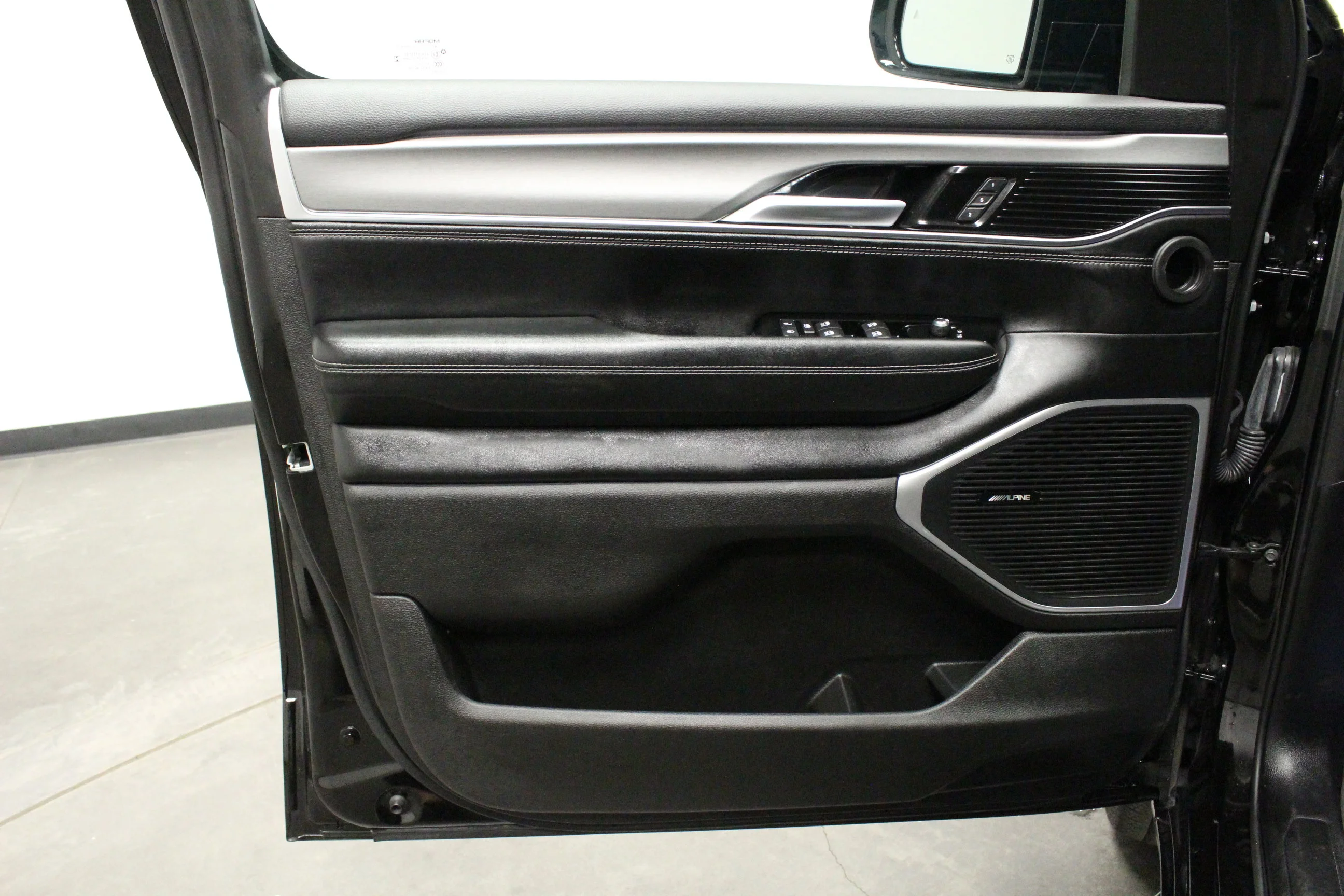 Used 2024 Diamond Black Crystal Pearlcoat Jeep Series II image 22