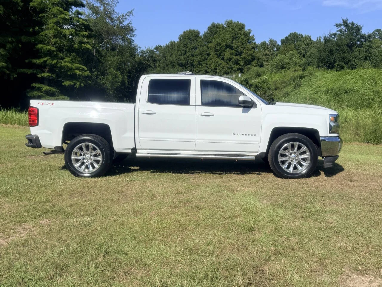 Used 2017 White Chevrolet LT 4x4 4dr Crew Cab 5.8 ft. SB image 7