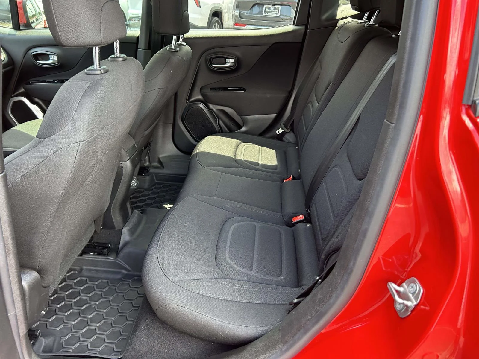 Used 2019 Red Jeep Latitude FWD image 13