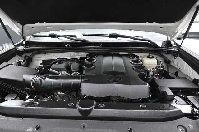 Used 2018 White Toyota SR5 image 31