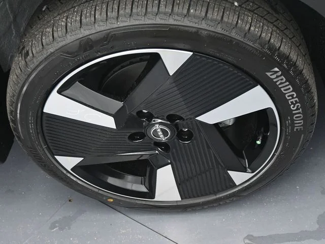 New 2026 Aspen White TriCoat / Super Black Two-tone Nissan SR image 29