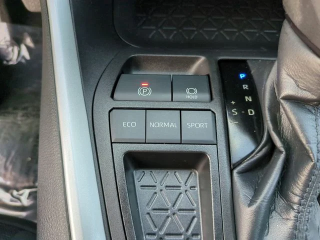 Used 2022 White Toyota XLE image 25