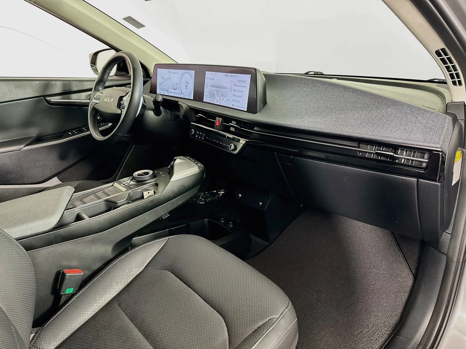 Used 2024 Steel Gray Kia Wind image 30