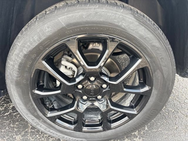 Used 2023 Silver Jeep Latitude image 28