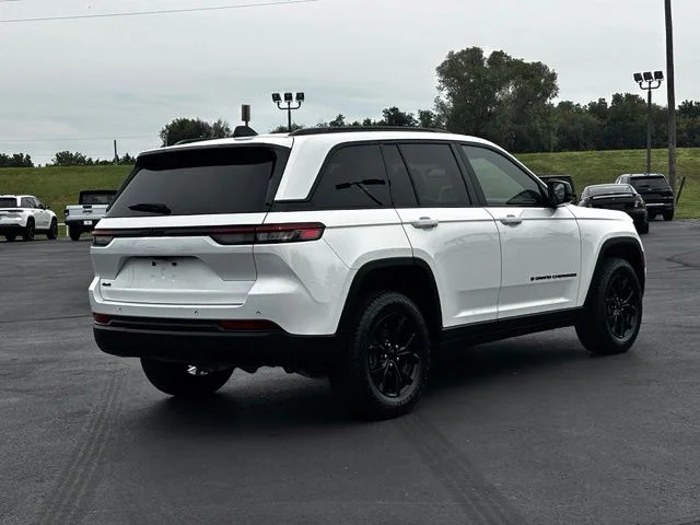 Used 2024 White Jeep Altitude image 7