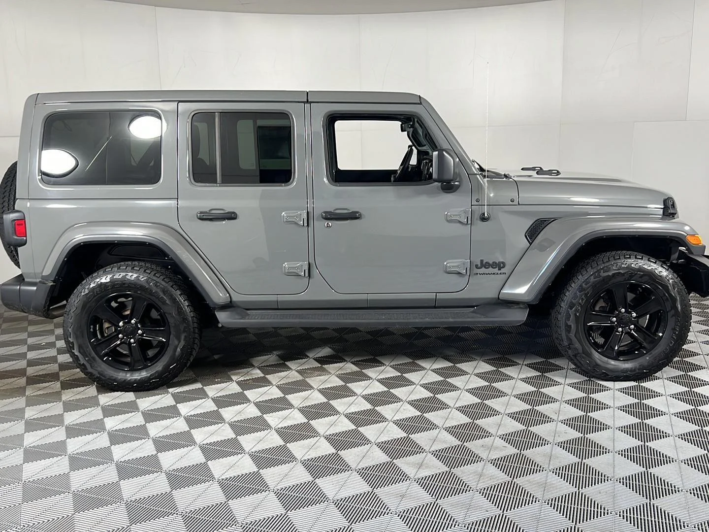 Used 2023 Sting-Gray Clearcoat Jeep Altitude image 3