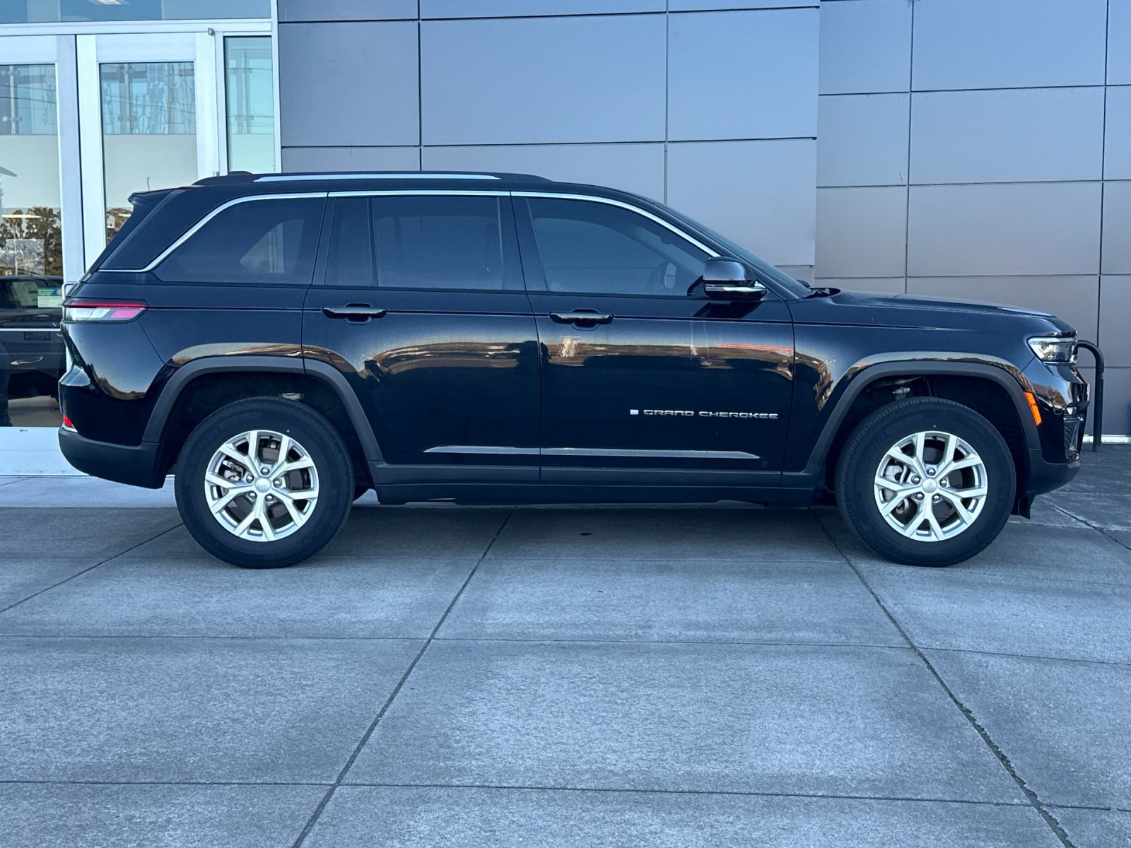 Used 2023 Diamond Black Crystal Pearlcoat Jeep Limited image 3