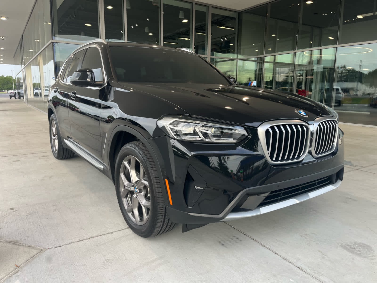 Used 2023 Black Sapphire Metallic BMW sDrive30i image 3