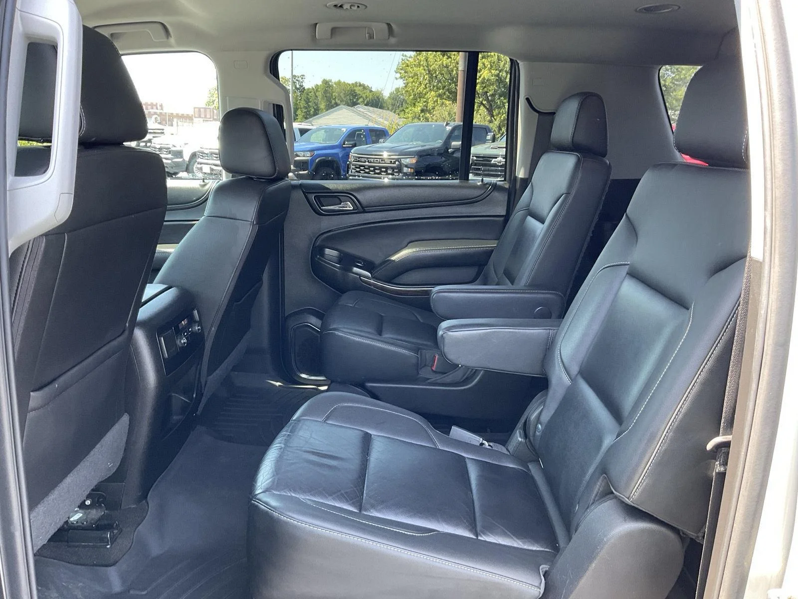 Used 2018 Silver Ice Metallic CHEVROLET SUV image 10