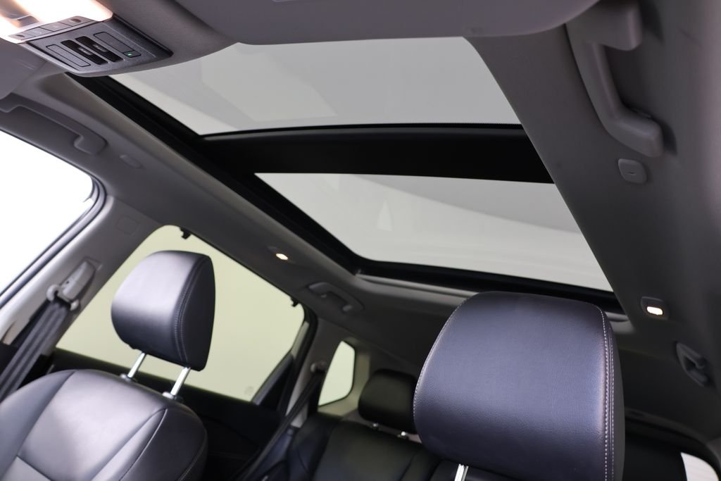Used 2025 Gold Nissan SL image 19