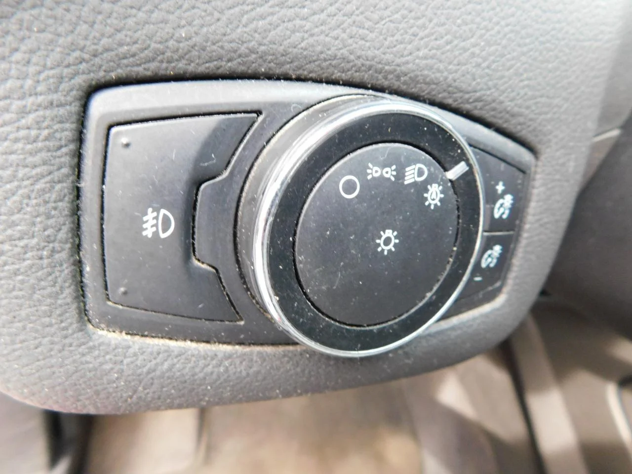 Used 2014 Red Ford FWD 4dr SE image 30
