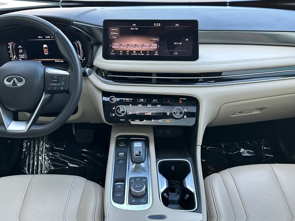 Used 2023 White INFINITI LUXE image 11