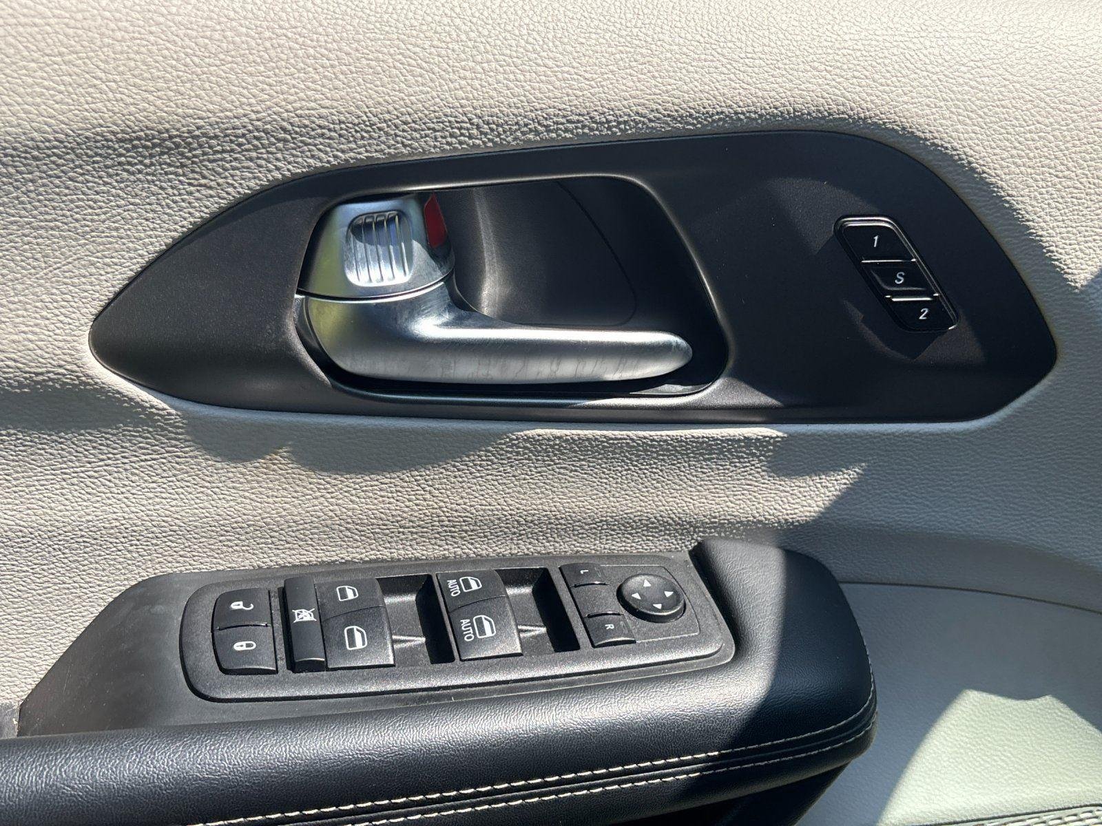 Used 2023 Ceramic Gray Clearcoat Chrysler Hybrid Touring L image 14