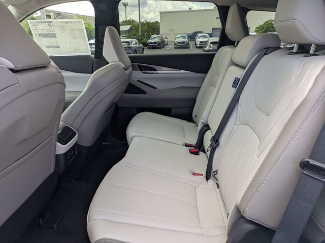 New 2027 RADIANT WHITE INFINITI Pure FWD image 14