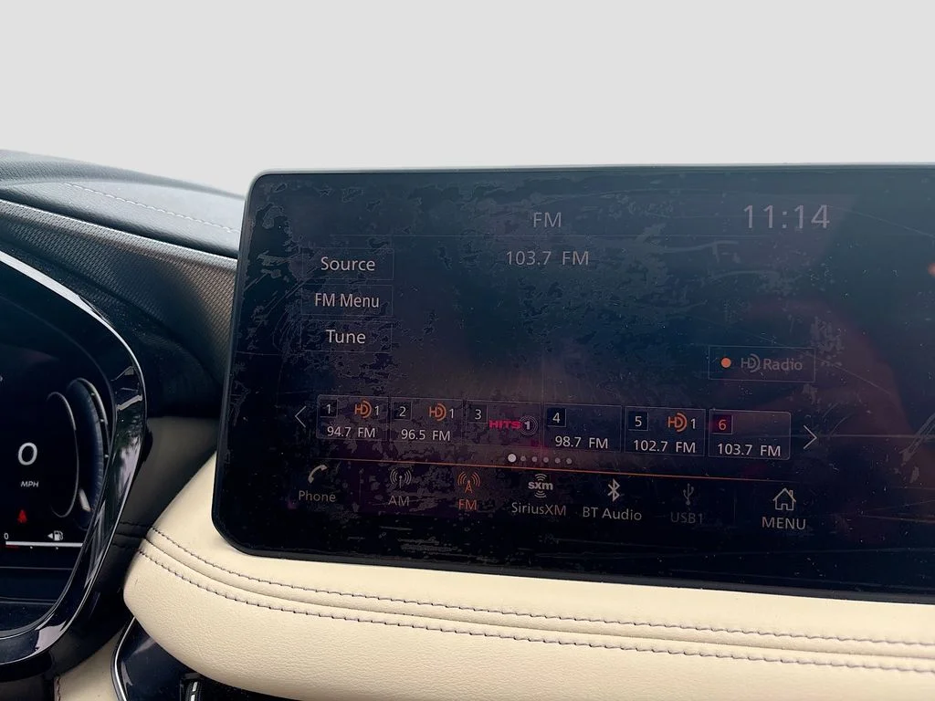 Used 2025 White INFINITI LUXE image 36