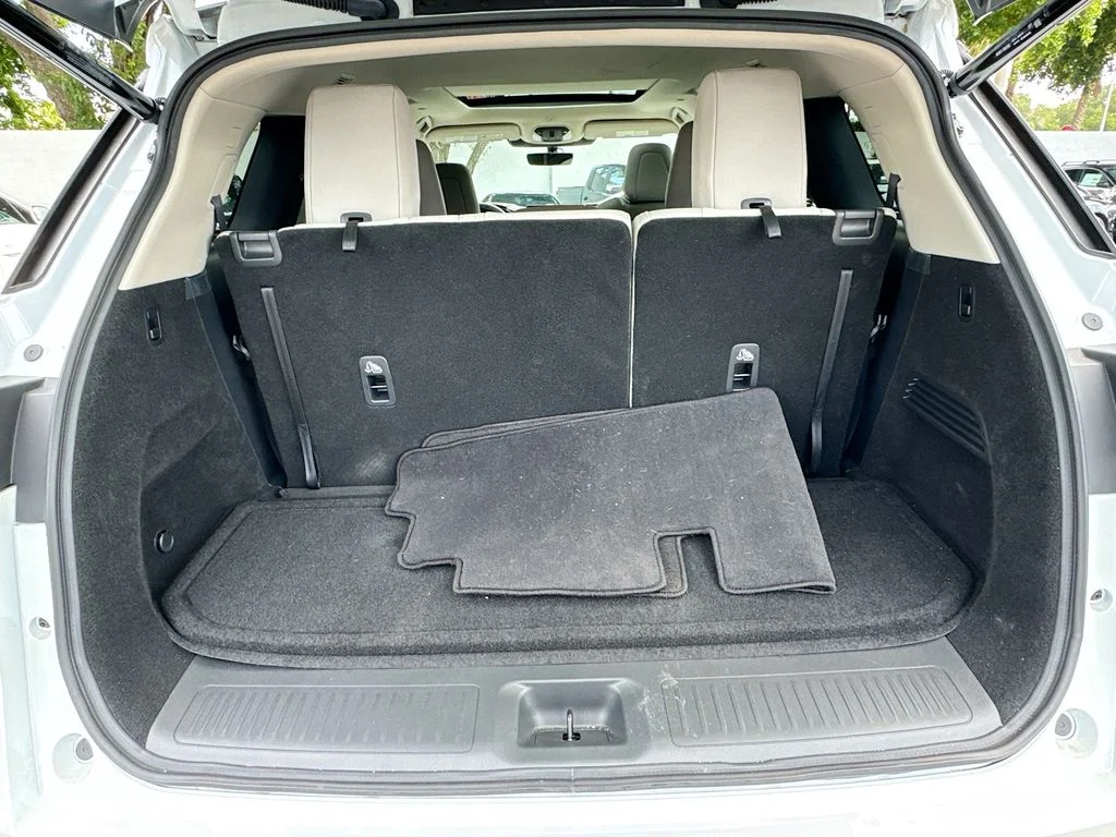 Certified Used 2026 White INFINITI LUXE image 29