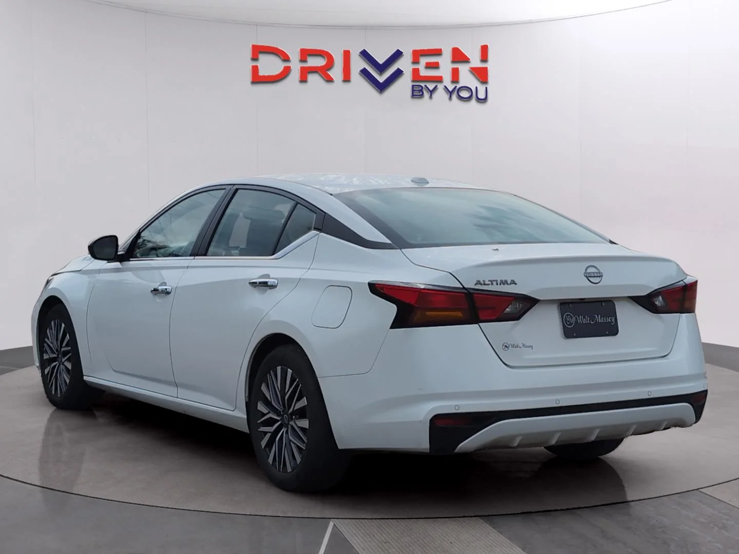 Used 2025 Glacier White Nissan SV image 3