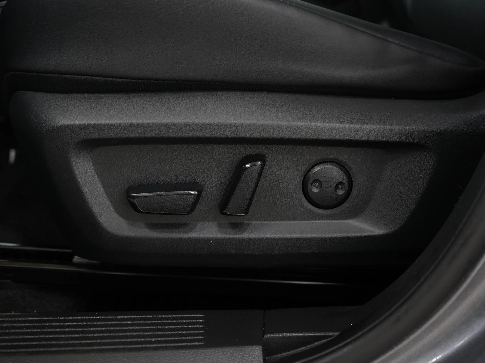 Used 2024 Gun Metallic Nissan SV image 28