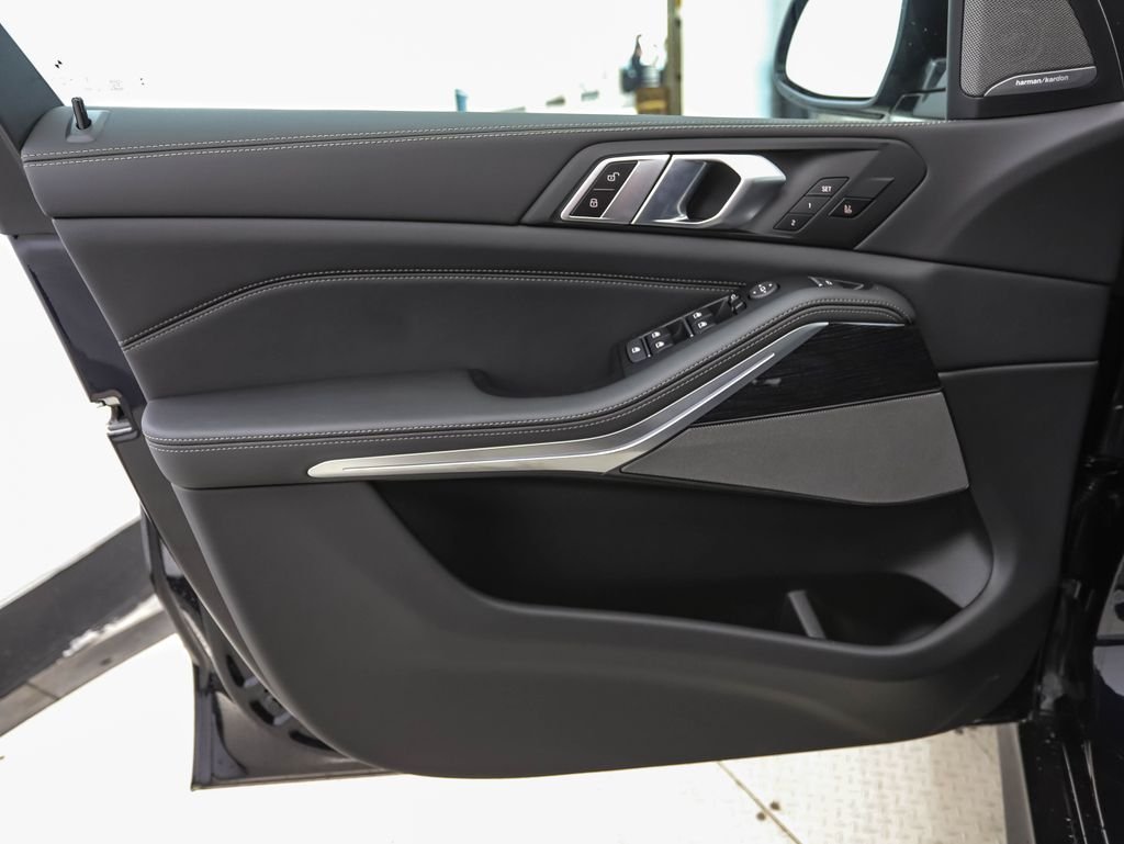 New 2026 Carbon Black Metallic BMW xDrive40i image 9