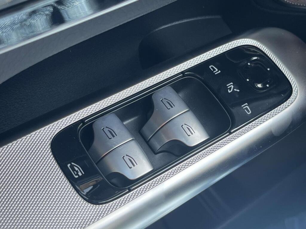 New 2026 2040/Black Mercedes-Benz GLC 300 image 37