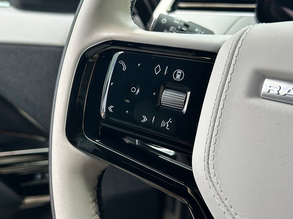 Used 2024 White Land Rover Dynamic SE image 20