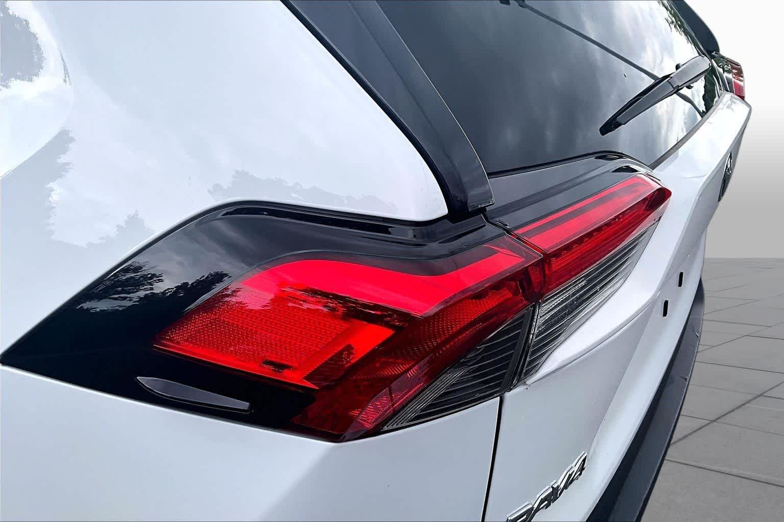 Used 2025 Ice Cap Toyota Hybrid XLE image 29