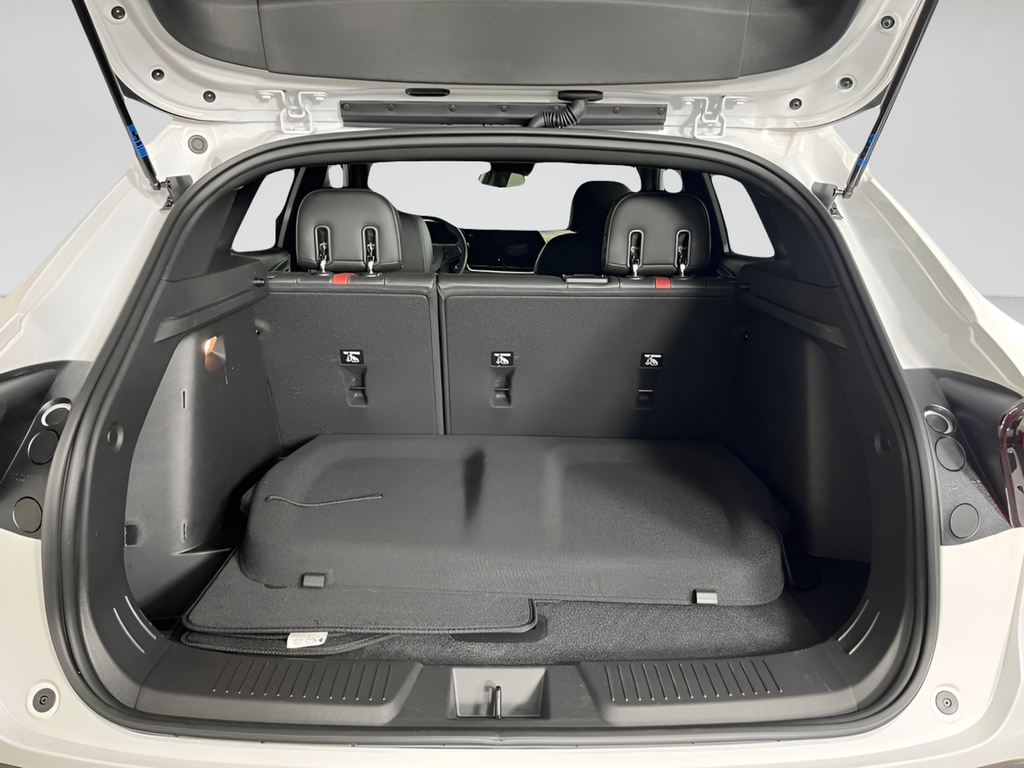 Used 2025 Summit White Chevrolet 2RS image 20