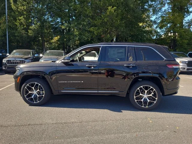 New 2025 Diamond Black Crystal Pearl-Coat Exterior Paint Jeep Summit Reserve image 21
