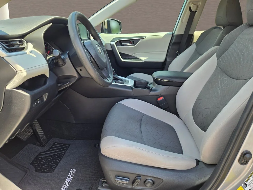 Used 2021 Silver Toyota XLE image 21