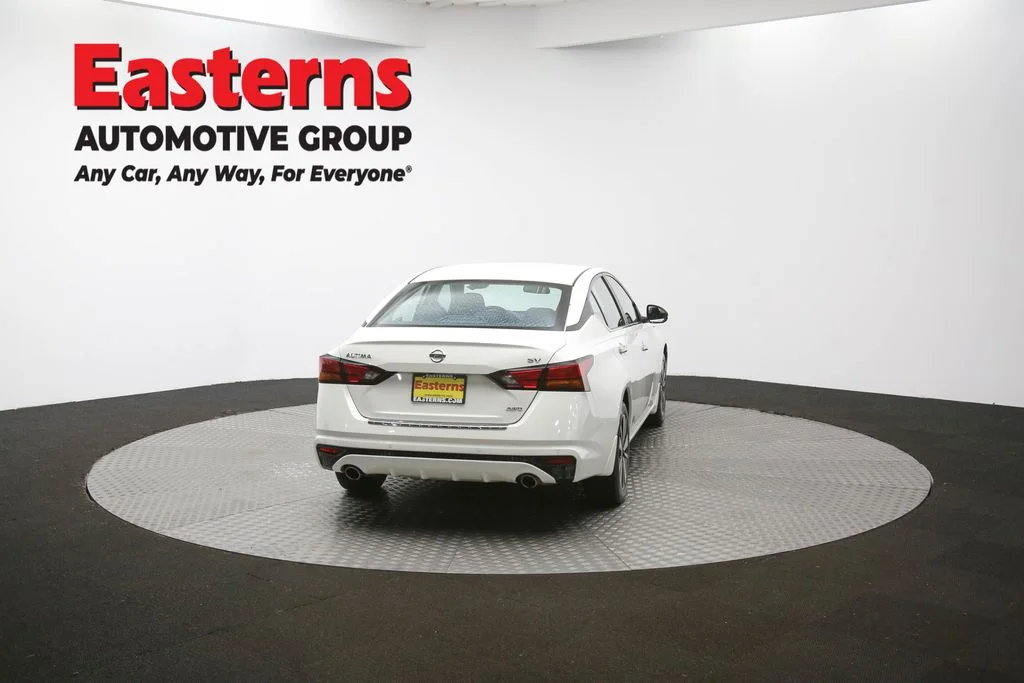 Used 2022 White Nissan 2.5 SV image 38