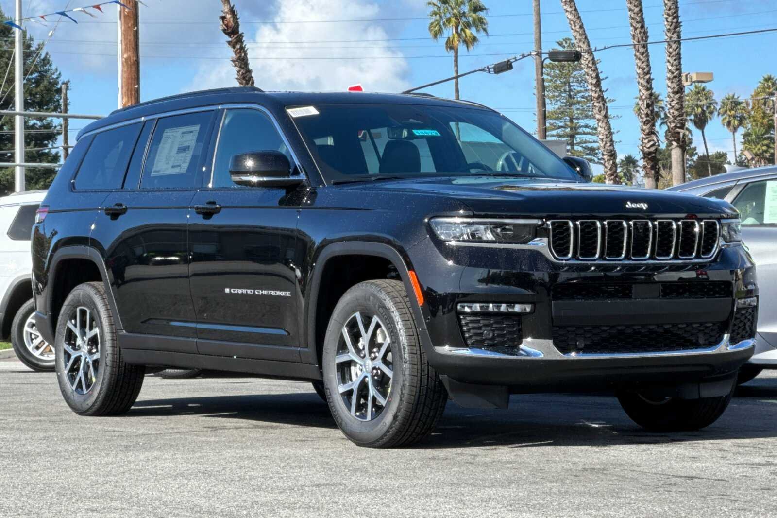 New 2025 Diamond Black Crystal Pearl-Coat Exterior Paint Jeep Limited image 2