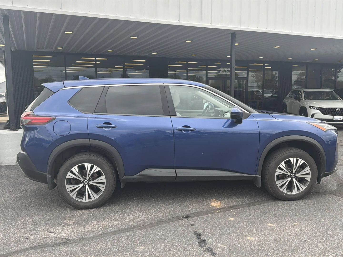 Used 2021 Caspian Blue Metallic Nissan SV image 9