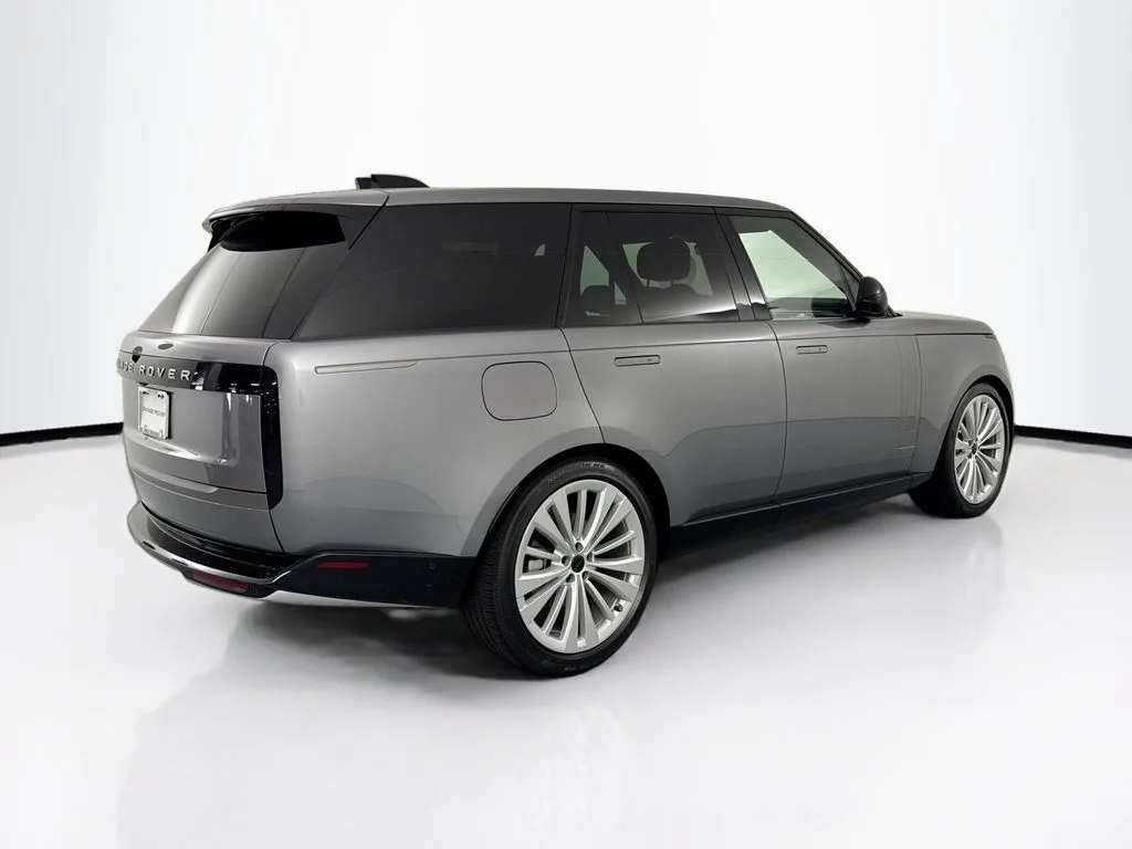 New 2026 Eiger Grey Land Rover SE image 5
