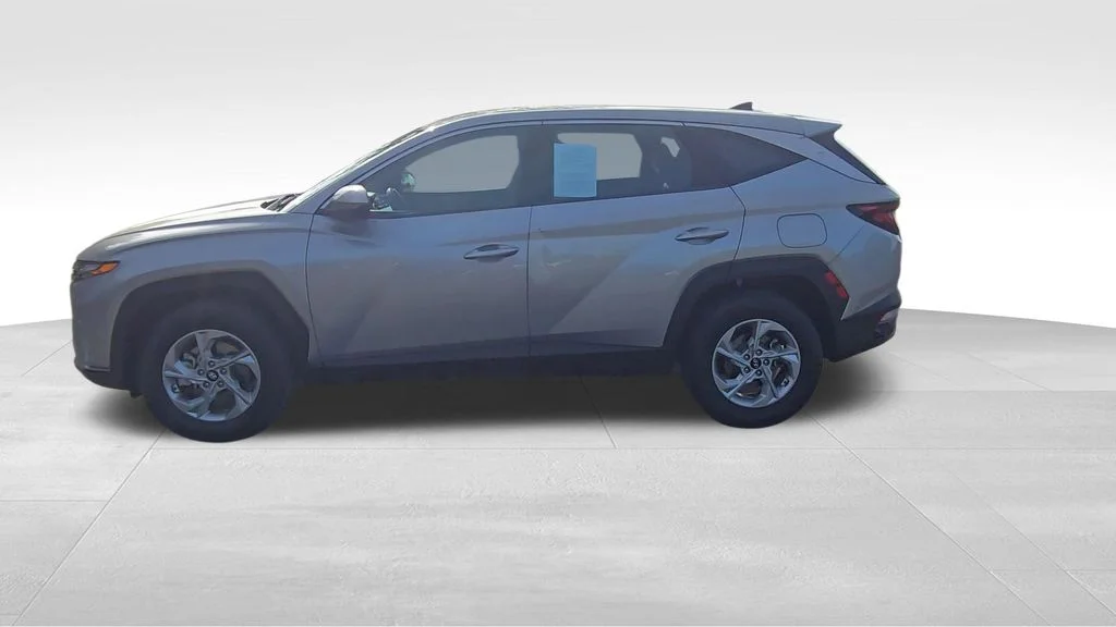Used 2022 Shimmering Silver Hyundai SE image 5