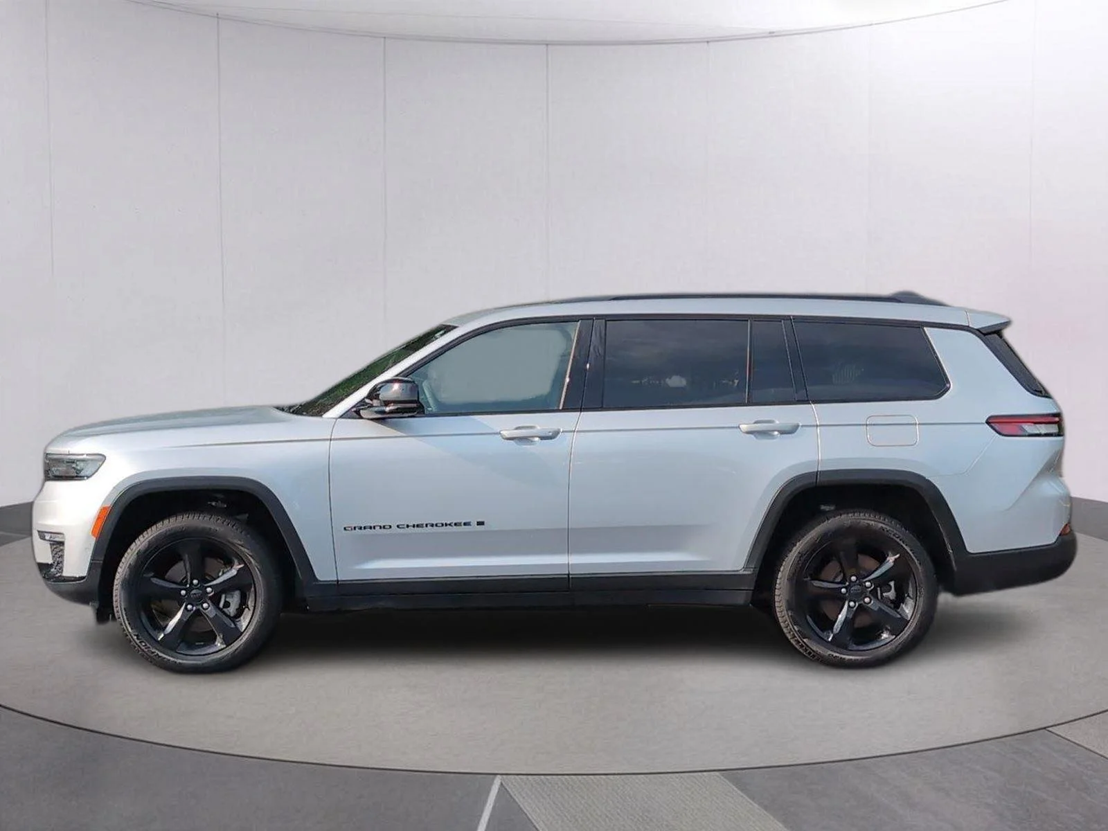 Used 2025 Silver Zynith Jeep Limited image 2