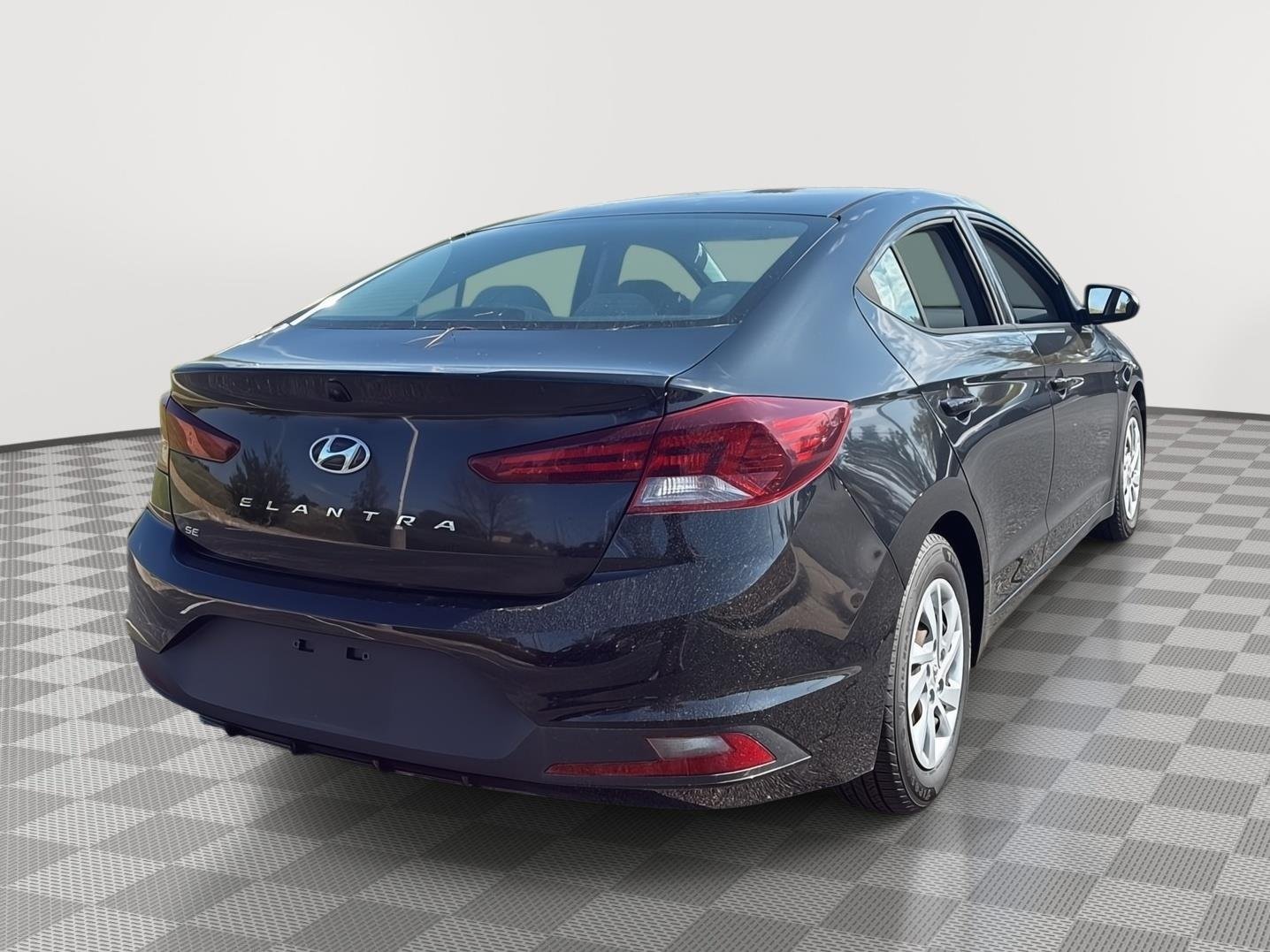 Used 2020 Phantom Black Hyundai SE image 11