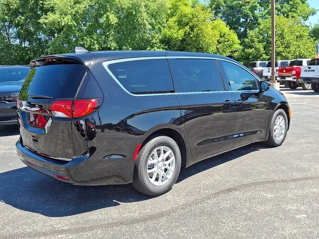 2026 Chrysler Voyager LX - Photo 7